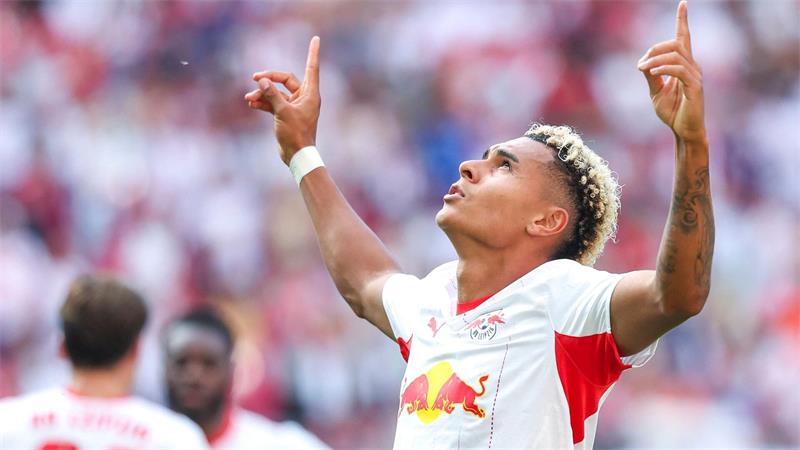 Antonio Nusa (RB Leipzig) jubelt nach seinem Traumtor. 