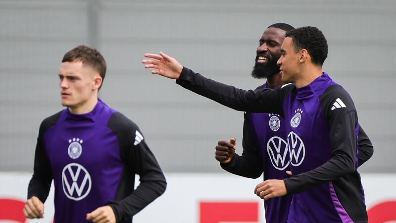 Nagelsmann erlaubt Tagträume - „Notfallplan“ einstudiert Antonio Rüdiger (M) stand erstmals mit den Teamkollegen während der EM-Vorbereitung auf dem Platz.