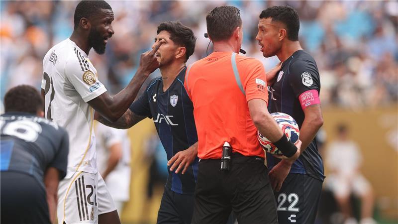 Real gegen PSG - oder Tony allein in New York Antonio Rüdiger (l) streitet mit Gustavo Cabral von CF Pachuca (r), dem er eine rassistische Beleidigung vorwarf.