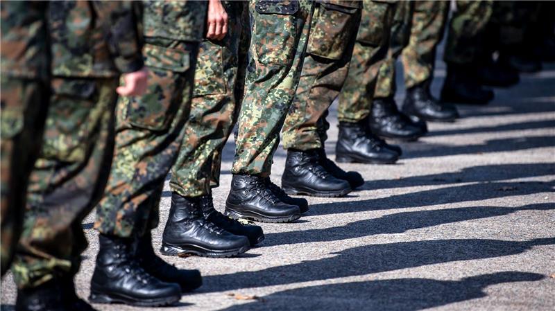 Was beim Wehrdienst geplant ist und worüber gestritten wird Antreten, Märsche, Schießübungen – sollten in den nächsten Jahren nicht genügend Freiwillige bei der Bundeswehr zusammenkommen, könnte auch die Wehrpflicht wiederbelebt werden.