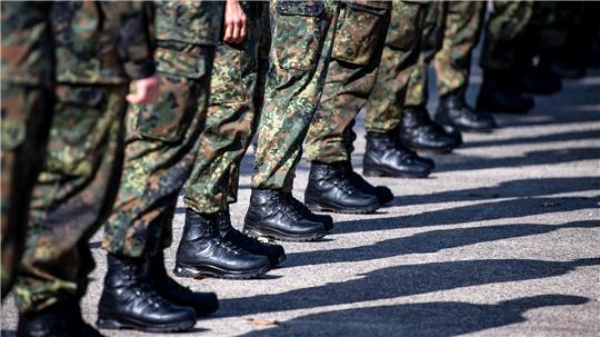 Antreten, Märsche, Schießübungen – sollten in den nächsten Jahren nicht genügend Freiwillige bei der Bundeswehr zusammenkommen, könnte auch die Wehrpflicht wiederbelebt werden.