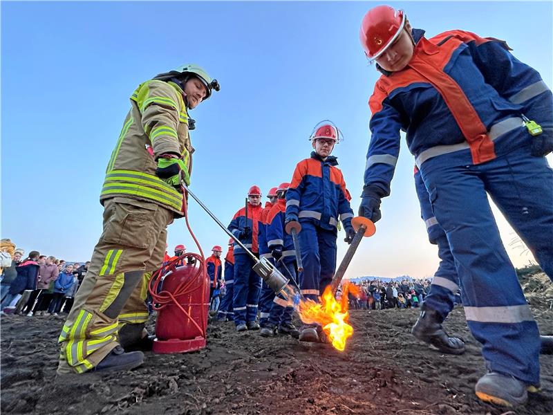 Antreten zum Feuerfassen: Die Jugendfeuerwehr entzündet mit Fackeln traditionell den Reisighaufen. Und das Hüttenmusikkorps Oker begrüßt die Gäste mit zünftiger Blasmusik.