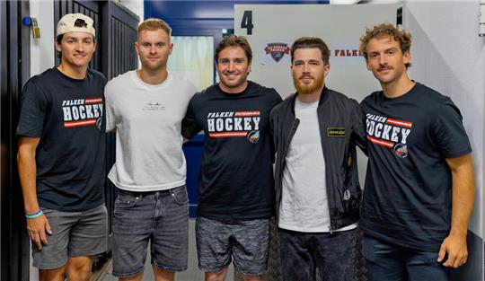 Antrittsbesuch: Andrew Stefura, Adam Gerhardt, Diarmad DiMurro, Daniel Spratek und Ryan Antonakis (v.l.) schauen sich am späten Montagnachmittag schon mal im Wurmbergstadion um. Foto: Drechsler
