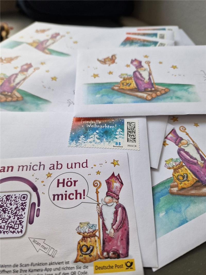 Moderner Nikolaus liest Antwortbriefe per QR-Code vor Antwortbriefe im Nikolauspostamt in St. Nikolaus im Saarland.