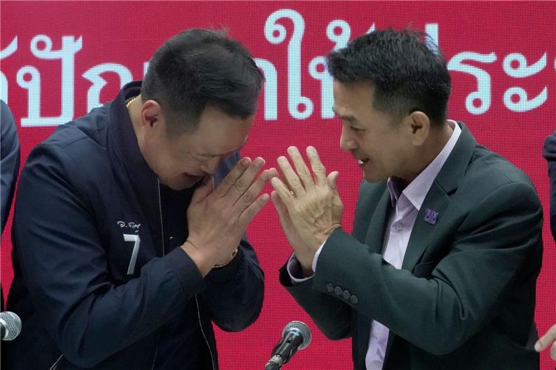 Anutin Charnvirakul (l), Vorsitzender der Bhumjaithai-Partei, und Chonlanan Srikaew, Vorsitzender der Pheu Thai, begrüßen sich nach einer Pressekonferenz.