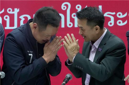 Anutin Charnvirakul (l), Vorsitzender der Bhumjaithai-Partei, und Chonlanan Srikaew, Vorsitzender der Pheu Thai, begrüßen sich nach einer Pressekonferenz.
