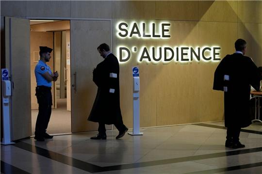 Anwälte betreten in Paris den Sondergerichtssaal des Prozesses um die Anschläge von Nizza.
