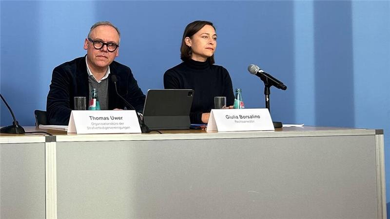 Überfall auf Neonazis in Ungarn - Verdächtige stellen sich Anwältin Guilia Borsalino (r.) bei der Pressekonferenz.