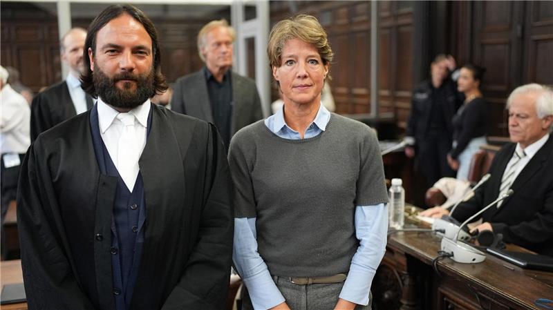 Zeuge im Block-Prozess: Observation schnell aufgeflogen Anwalt Ingo Bott und seine Mandantin Christina Block stehen vor Prozessbeginn im Gerichtssaal.