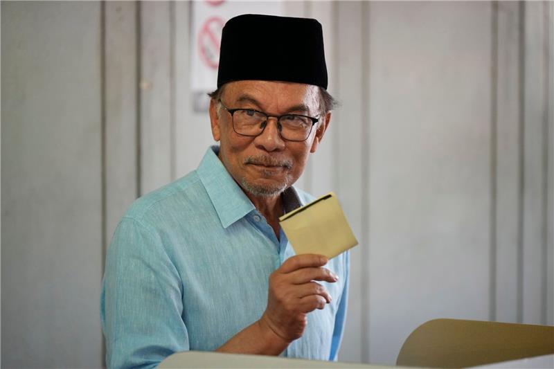 Malaysia: Oppositionsführer wird neuer Regierungschef Anwar Ibrahim bei seiner Stimmabgabe in einem Wahllokal in Seberang Perai im malaysischen Bundesstaat Penang.
