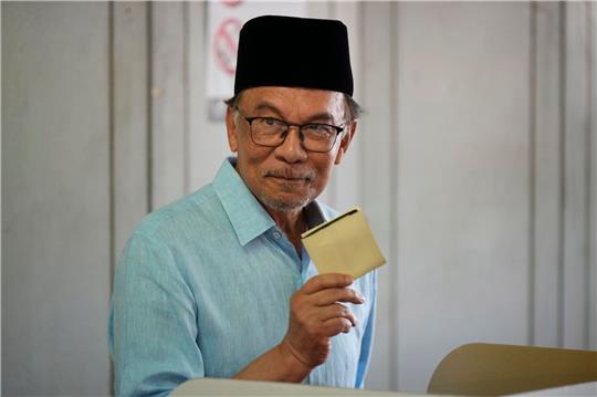 Anwar Ibrahim bei seiner Stimmabgabe in einem Wahllokal in Seberang Perai im malaysischen Bundesstaat Penang.