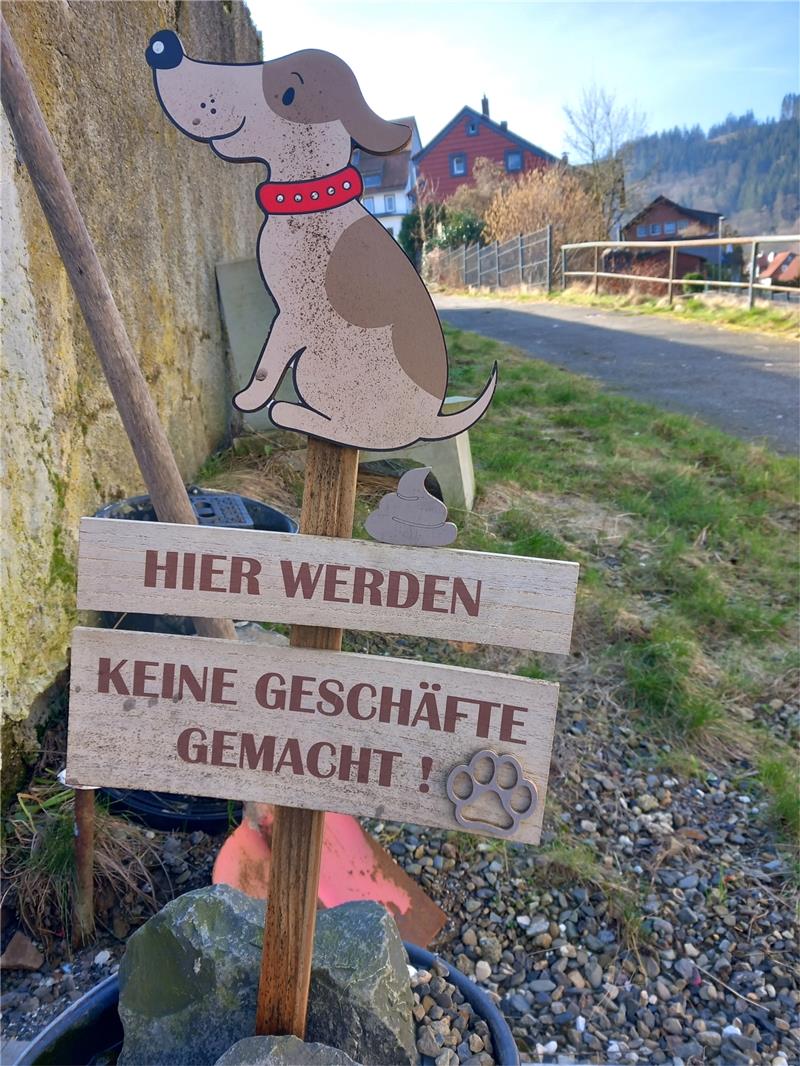 Hundekot in Lautenthal: Anwohnern stinkt es gewaltig Anwohner Marcus Severith hat ein spezielles Schild aufgestellt. Ohne große Wirkung.
