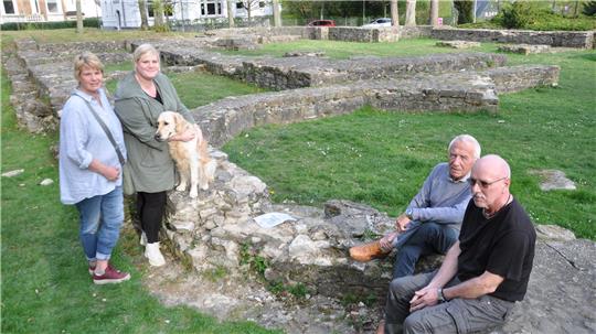 Anwohner-Protest (v.l.): Frauke Ahrens, ihre Tochter Kathrin Engel mit Hund Juli, Eckhard Weiß und Knut Moritz sehen mit Sorge, was an der Georgenberg-Ruine passiert.
