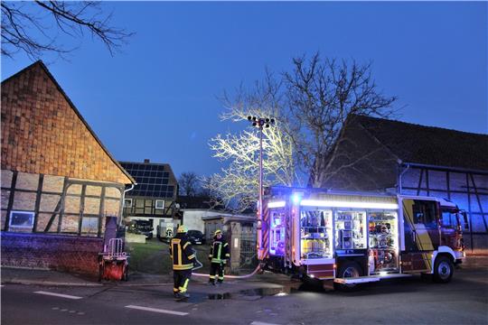 Anwohner bemerken den Schornsteinbrand auf einem ehemaligen landwirtschaftlichen Gehöft in der Dörntener Straße und alarmieren die Feuerwehr. Foto: Feuerwehr