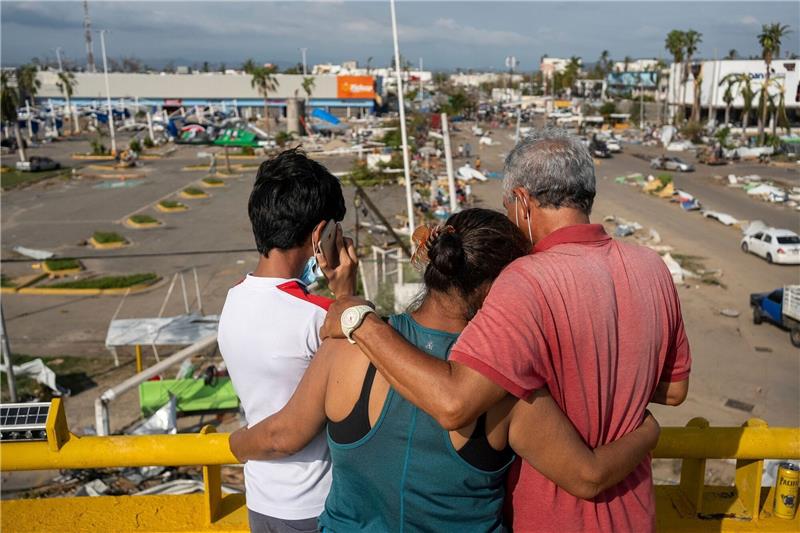 Aktivisten warnen: Kosten des Klimawandels unterschätzt Anwohner betrachten die durch den Hurrikan «Otis» verursachten Schäden im mexikanischen Acapulco.