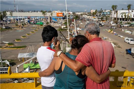 Anwohner betrachten die durch den Hurrikan «Otis» verursachten Schäden im mexikanischen Acapulco.