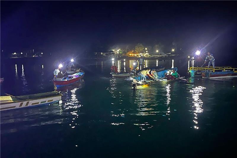 Anwohner und Mitarbeiter der Nationalen Such- und Rettungsbehörde suchen nach Überlebenden, nachdem eine Fähre vor der indonesischen Insel Sulawesi gekentert ist.