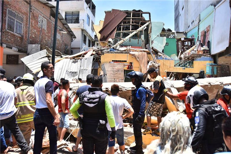 Mindestens 15 Tote bei schwerem Erdbeben in Ecuador und Peru Anwohner und Rettungskräfte stehen vor zerstörten Gebäuden in Machala.