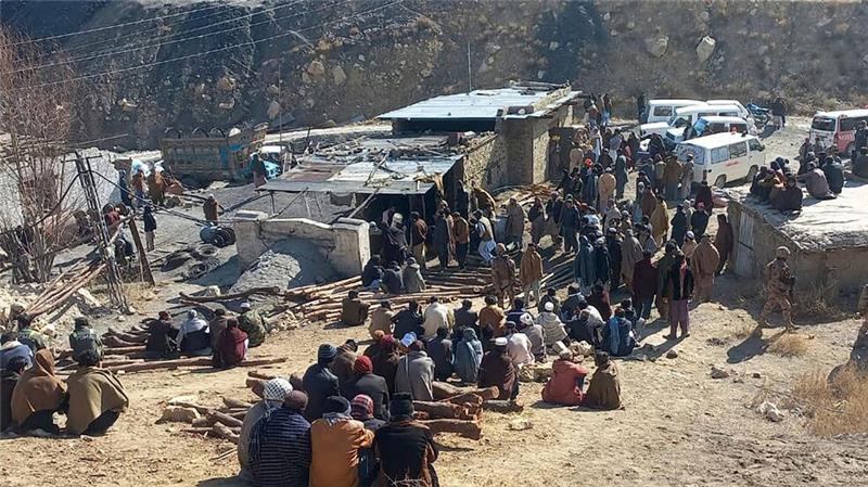 12 Tote nach Grubenunglück in Pakistan Anwohner versammeln sich und bangen nach dem Grubenunglück in Pakistan.