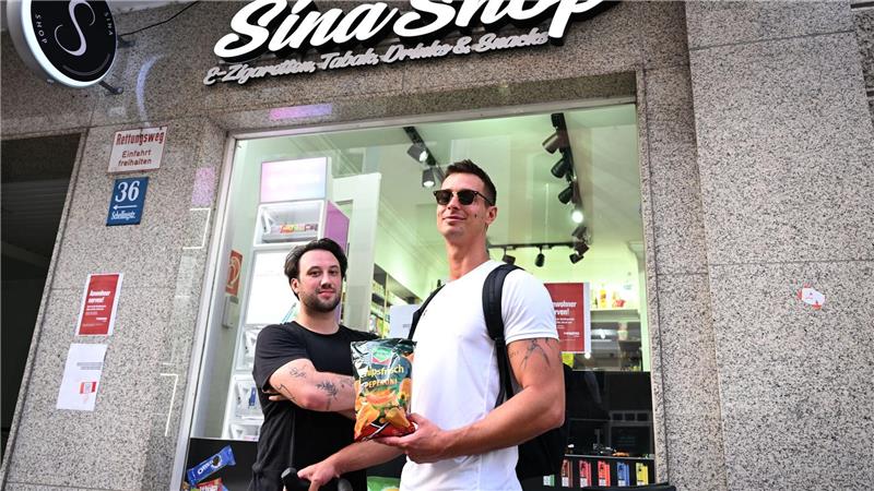 Anwohner wie Stefan Mödl (r) wünschen sich mehr Verständnis für die Feiernden im lebendigen Uni-Viertel und sprechen von Klientelpolitik für Alteingesessene.