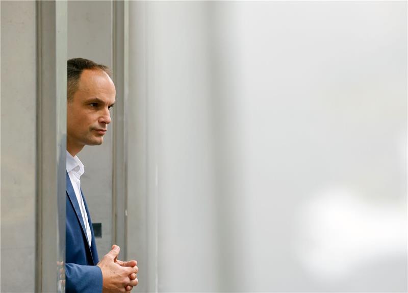 Slowenen entscheiden in Stichwahl über neuen Präsidenten Anze Logar, ehemaliger Außenminister und Präsidentschaftskandidat, gibt seine Stimme ab.