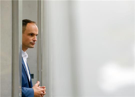 Anze Logar, ehemaliger Außenminister und Präsidentschaftskandidat, gibt seine Stimme ab.