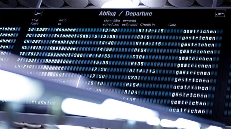 Mehr als 5.600 Klagen von Fluggästen gegen Airlines Anzeigetafel im Flughafen Hannover-Langenhagen. Über 4.300 Klagen wegen Verspätungen und Ausfällen von Flügen gab es 2024 am Amtsgericht Hannover. (Symbolbild)