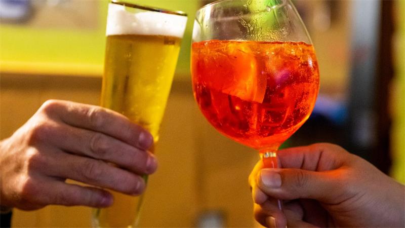Wie die Biernation zur Aperölchenrepublik wurde Aperol Spritz läuft vor allem bei Frauen anderen alkoholischen Getränken wie Bier den Rang ab. (Archivbild)