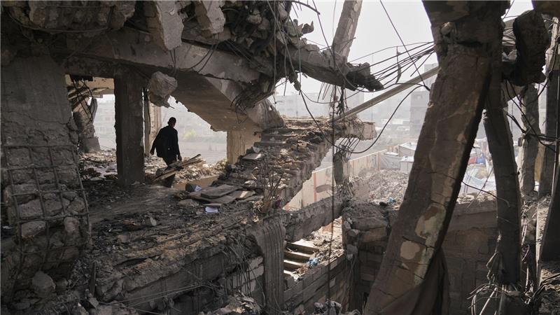 Apokalyptisch: Palästinenser inspizieren einen Tag nach einem israelischen Angriff auf ein Gebäude in Gaza die Ruinen.