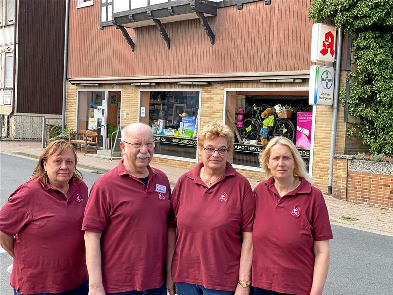 Nach 71 Jahren: Harlingerodes einzige Apotheke schließt Apotheker Axel Biese in seinem Laden (kleines Bild) und mit seinem Team, das sich am 30. Juni von den Harlingerödern verabschiedet (v.l.:) Karin Nasser, Birgit Manhart und Doris Hasler. Es fehlt Filialleiter Dr. Joscha Kummer. Fotos: Schlegel