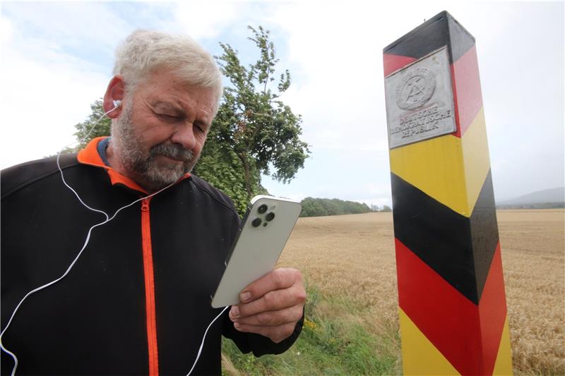 App ermöglicht interaktive Tour in Zeit der deutschen Teilung App-Tester Andreas Weihe: Der Abbenröder gestaltete das interaktive Angebot inhaltlich mit und prüft an der „Brücke der Einheit“ mit der DDR-Grenzsäulenreplik als Mahnmal die Funktionen. Foto: Gereke