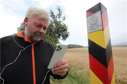 App-Tester Andreas Weihe: Der Abbenröder gestaltete das interaktive Angebot inhaltlich mit und prüft an der „Brücke der Einheit“ mit der DDR-Grenzsäulenreplik als Mahnmal die Funktionen. Foto: Gereke