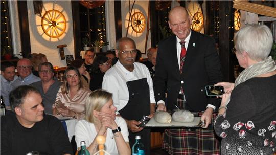Appetitmacher: Koch Sivasubrmaniam Sivarajasingam und Vorsitzender Martin Mahnkopf präsentieren den Haggis.