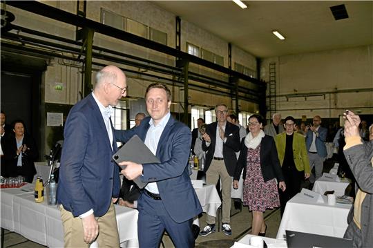 Applaus beim Einmarsch: Niedersachsens CDU-Landesvorsitzender Sebastian Lechner wird vom Braunschweiger Landesvorsitzenden Christoph Plett (vorn l.) in der Schlosserei am Rammelsberg in Goslar begrüßt. Foto: Stade