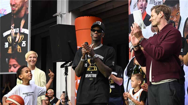 Mit Netz und Silberschüssel: Basketballer genießen EM-Party Applaus der Fans für Kapitän Schröder und seine Kollegen.