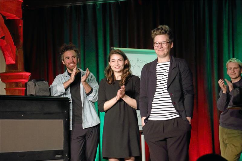 Kirsten Fuchs gewinnt Poetry Slam im Bündheimer Schloss Applaus für die Siegerin im Dichterwettstreit: Kirsten Fuchs (zweite von rechts) freut sich über den ersten Platz und den Beifall von Julian Heun, Alina Spenger und Yannick Steinkellner (von links). Fotos: H. Weber