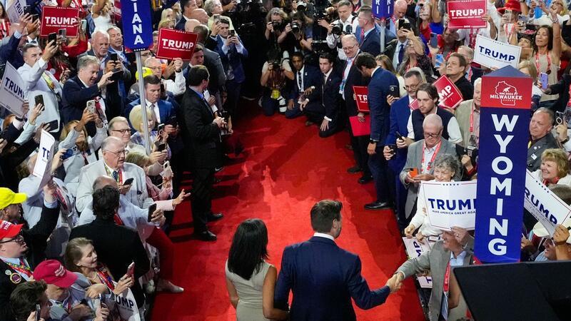 Trumps rechte Hand Applaus und Jubel beim Parteitag.