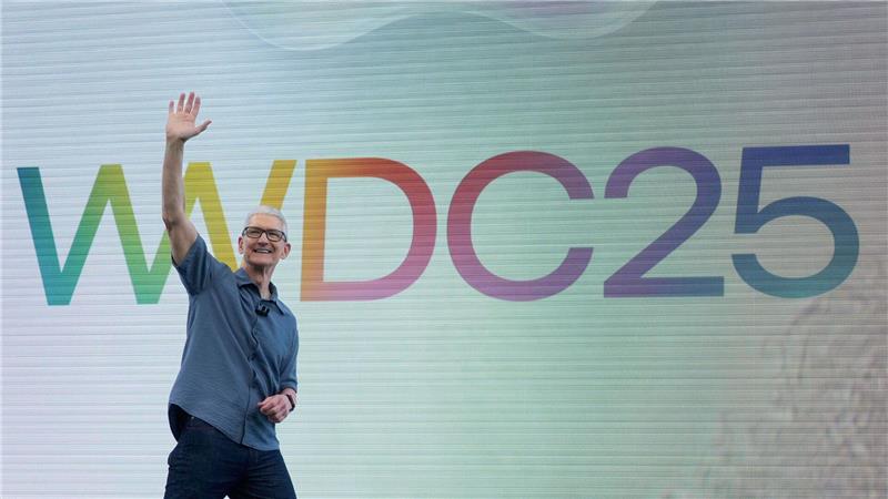 Apple setzt auf neue Software-Optik und mehr KI-Funktionen Apple-Chef Tim Cook begrüßte die Teilnehmer der WWDC mit einer kurzen Ansprache. Die Neuigkeiten stellte der Konzern wieder mit einem Video vor.