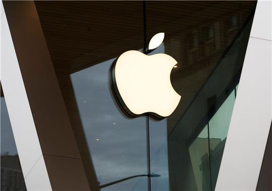 Apple-Logo an der Fassade eines Apple-Stores in New York.