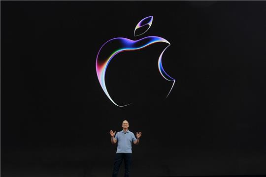 Apple-SEO Tim Cook spricht bei der Ankündigung auf dem Apple-Campus.