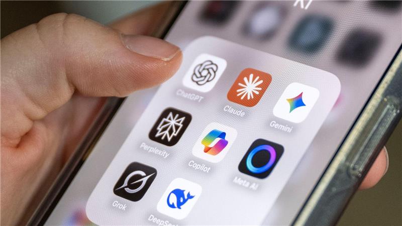 Apps von KI-Anbietern auf einem Smartphone.