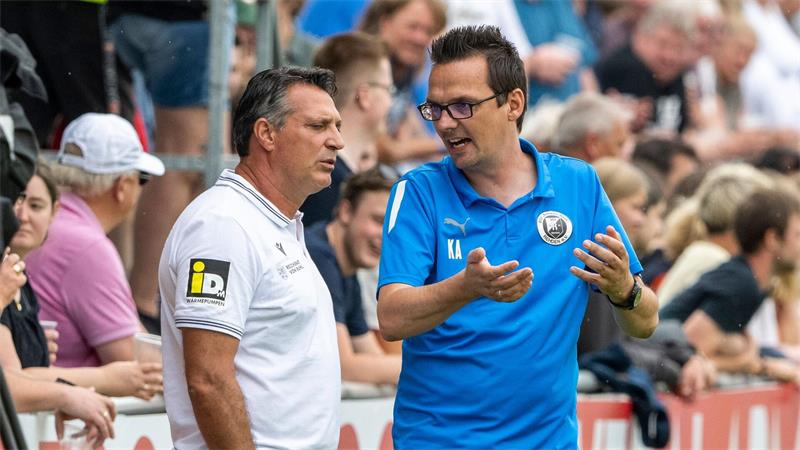 Bisher 1:27 Tore: Amateur-Coach zum fünften Mal im DFB-Pokal Arambasic 2022 im Austausch mit Sandhausens Trainer Alois Schwartz (l). (Archivbild)