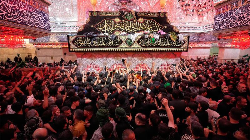 Arbaeen im Irak: Gläubige berühren den Schrein von Imam Hussein