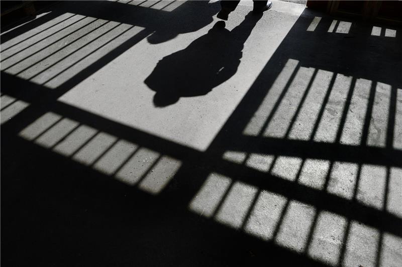 Mini-Löhne für Gefangene gefährden Resozialisierung Arbeit hinter Gittern soll der Resozialisierung dienen.