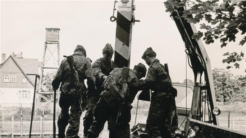 Forscher legen Buch über Stapelburgs reiche Geschichte vor Arbeiten an der innerdeutschen Grenze: Das Foto aus dem Archiv von Lothar Engler zeigt, wie eine Grenzsäule aufgestellt wird.