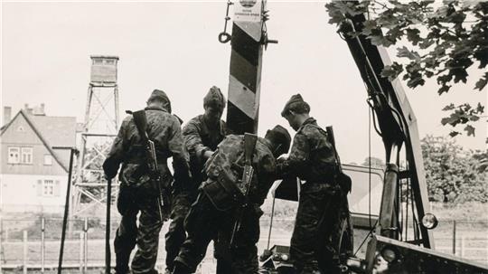 Forscher legen Buch über Stapelburgs reiche Geschichte vor Arbeiten an der innerdeutschen Grenze: Das Foto aus dem Archiv von Lothar Engler zeigt, wie eine Grenzsäule aufgestellt wird.