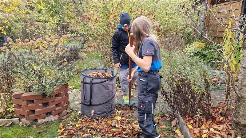 Kinder in Bad Harzburg lernen ihre Grenzen und Gefühle kennen Arbeiten, die im Herbst eben nötig sind: Shirley (10) und Leon (12) harken Laub im Kleingarten.