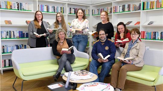 Arbeiten gemeinsam für den Lese-Treff (hinten/v. l.): Tanja Hunger, Sarah Bruschke (beide Caritas), Dajana Zeidler (Landkreis Goslar), Eva Luksch (Freiwilligen-Agentur), Christiane Hein (Jobcenter Goslar), sowie (sitzend/v.l.) Nina Saler, Moataz Hawsheh (beide Migranten-Eltern-Netzwerk) und Kirsten Brocks (Stadtbibliothek Goslar).