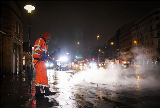 Arbeiten in der Dunkelheit: Ein Mitarbeiter der Stadtreinigung in Hamburg.