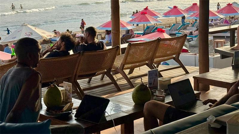 Wem gehört Bali? - Wie digitale Nomaden eine Insel verändern Arbeiten mit Blick aufs Meer: Canggu lockt mit guter Infrastruktur und Ständen.